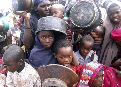 Nhìn để thấy sự khủng khiếp của đói nghèo - 6 Một em bé người Somalia trong trại tị nạn Dadaab (Kenya).