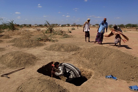 Nhìn để thấy sự khủng khiếp của đói nghèo - 9 Một em bé người Somalia trong trại tị nạn Dadaab (Kenya).