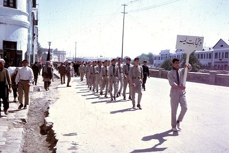 Hình ảnh gây kinh ngạc về "đất nước bất hạnh"- Afghanistan - 6 Những sinh viên Đại học trong bộ đồng phục mang phong cách phương Tây