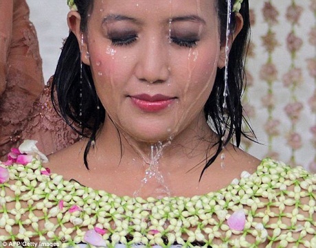 Hình ảnh lễ cưới xa hoa của Hoàng gia Indonesia - 4 Chú rể cũng được mẹ vợ tẩy trần bằng nước thơm khi đến xin dâu.