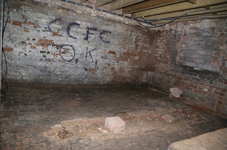 Tìm thấy tu viện cổ dưới hầm nhà - 5 Một người bạn
dũng cảm đã quyết định cùng anh xuống khám phá căn hầm.