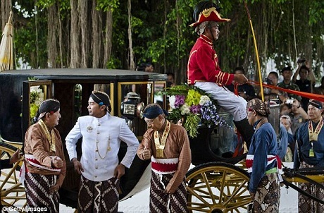 Hình ảnh lễ cưới xa hoa của Hoàng gia Indonesia - 5 Chú rể cũng được mẹ vợ tẩy trần bằng nước thơm khi đến xin dâu.