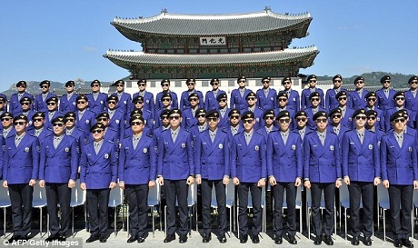 Cảnh sát du lịch Hàn Quốc quyến rũ và biết nhảy "Gangnam Style" - 4 Trong lực lượng này, mỗi thành viên đều phải thuộc nằm lòng điệu nhảy ngựa.