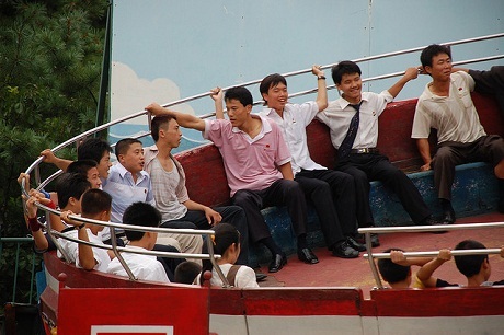 Hình ảnh cuộc sống vui tươi của người Triều Tiên - 21 Một số trò chơi trong công viên.