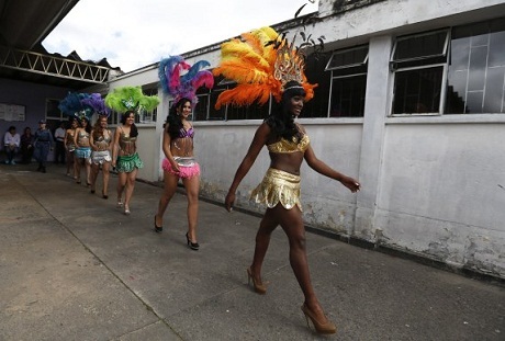 Cuộc thi sắc đẹp dành cho các... nữ phạm nhân - 6 Các nữ phạm nhân trong trang phục vũ hội carnival chuẩn bị bước lên sàn catwalk.