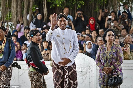 Hình ảnh lễ cưới xa hoa của Hoàng gia Indonesia - 6 Chú rể cũng được mẹ vợ tẩy trần bằng nước thơm khi đến xin dâu.