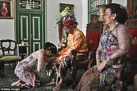 Hình ảnh lễ cưới xa hoa của Hoàng gia Indonesia - 7 Chú rể cũng được mẹ vợ tẩy trần bằng nước thơm khi đến xin dâu.