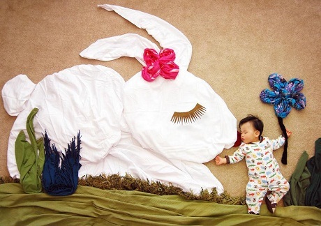 Chơi với bạn thỏ trắng