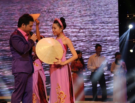 Trọng Tấn - Anh Thơ chinh phục khán giả bởi “Tình ta biển bạc đồng xanh” - 2 Trong đêm nhạc, Trọng Tấn - Anh Thơ mang đến những cảm xúc ngọt ngào với tình ca