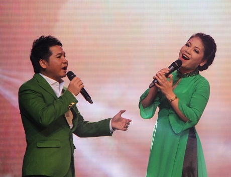 Trọng Tấn - Anh Thơ chinh phục khán giả bởi “Tình ta biển bạc đồng xanh” - 3 Trong đêm nhạc, Trọng Tấn - Anh Thơ mang đến những cảm xúc ngọt ngào với tình ca