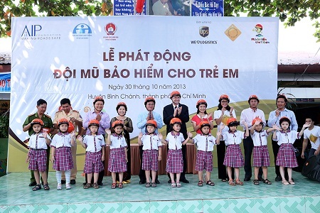 Hưởng ứng thông điệp “Trẻ em cũng phải đội mũ bảo hiểm” - 1 Lễ phát động đội mũ bảo hiểm cho trẻ em.