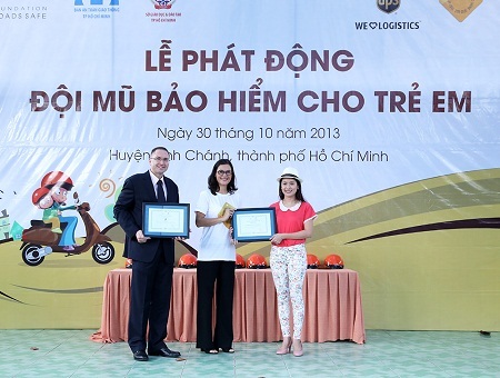 Hưởng ứng thông điệp “Trẻ em cũng phải đội mũ bảo hiểm” - 2 Thanh Thúy và đại diện các nhà tổ chức chương trình