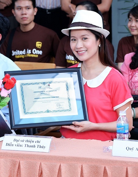 Hưởng ứng thông điệp “Trẻ em cũng phải đội mũ bảo hiểm” - 3 Nữ diễn viên Thanh Thúy - Đại sứ thiện chí của chương trình.