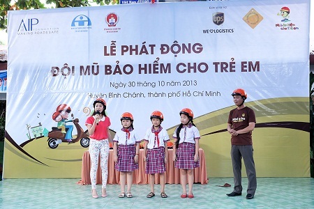 Hưởng ứng thông điệp “Trẻ em cũng phải đội mũ bảo hiểm” - 5 Thanh Thúy đang nói về lợi ích của việc đội mũ bảo hiểm đạt chuẩn.