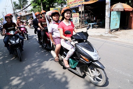 Hưởng ứng thông điệp “Trẻ em cũng phải đội mũ bảo hiểm” - 6 Thanh Thúy cùng tham gia giao thông với em nhỏ đội mũ bảo hiểm đạt chuẩn ngồi sau