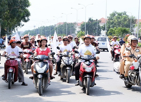 Hưởng ứng thông điệp “Trẻ em cũng phải đội mũ bảo hiểm” - 7 Đoàn diễu hành với panô đi dọc các tuyến phố xung quanh trường học.