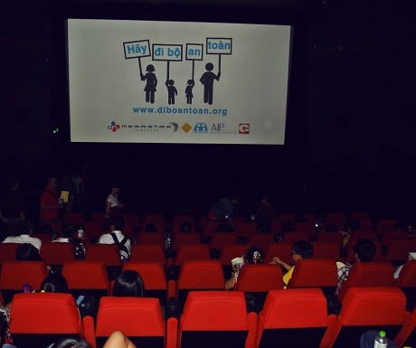 Người xem phim được trang bị kiến thức đi bộ an toàn