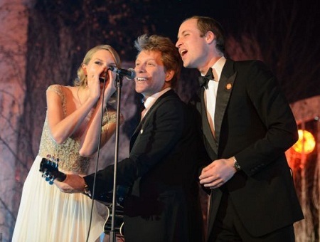 Hoàng tử Anh căng thẳng khi hát chung với Taylor Swift