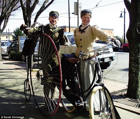 Cô Sarah Chrisman, 33 tuổi, luôn ăn vận theo phong cách thời trang thế kỷ 19.