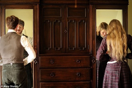 Cô Sarah Chrisman, 33 tuổi, luôn ăn vận theo phong cách thời trang thế kỷ 19.