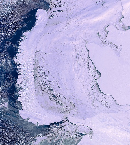 Bức hình này chụp ở vòng Bắc Cực. Quần đảo Novaya Zemlya nằm ở bên trái và nước Nga nằm ở bên phải.