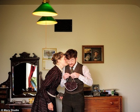 Hai vợ chồng nhà Chrisman rất tâm đầu ý hợp trong việc duy trì lối sống hoài cổ trong gia đình.