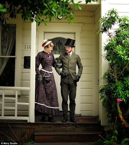 Hai vợ chồng nhà Chrisman rất tâm đầu ý hợp trong việc duy trì lối sống hoài cổ trong gia đình.