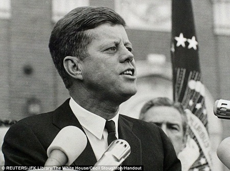 Vợ kẻ ám sát Tổng thống Mỹ Kennedy vẫn “sống trong sợ hãi” - 11 Bà Marina chụp hình bên chồng cũ - Lee Harvey Oswald và con gái đầu lòng June Lee năm 1962.