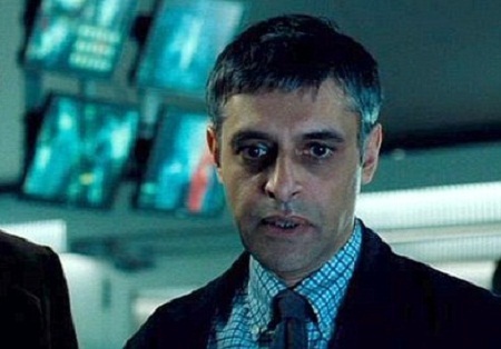 Diễn viên trong phim James Bond tự tử vì phá sản - 3 Ông Bhattacharjee (phải) trong một cảnh của bộ phim “Sòng bạc Hoàng gia” (2006).