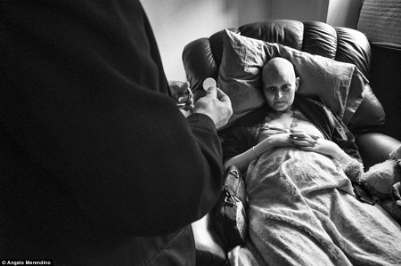 Bộ ảnh xúc động về cặp vợ chồng chiến đấu với bệnh ung thư - 8 Tình trạng của cô xấu dần đi và Jennifer đã qua đời ở tuổi 40 hồi cuối năm 2011.