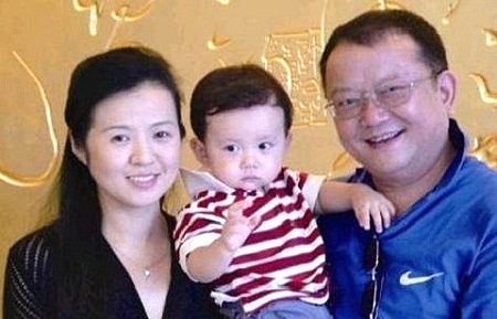 Dàn diễn viên của “Tể tướng Lưu gù” ngày ấy - bây giờ - 8 Vương Cương cùng vợ thứ 3 và con trai