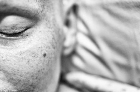 Bộ ảnh xúc động về cặp vợ chồng chiến đấu với bệnh ung thư - 10 Tình trạng của cô xấu dần đi và Jennifer đã qua đời ở tuổi 40 hồi cuối năm 2011.