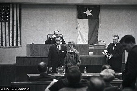 Vợ kẻ ám sát Tổng thống Mỹ Kennedy vẫn “sống trong sợ hãi” - 14 Oswald bị dẫn độ vào đồn cảnh sát thành phố Dallas.