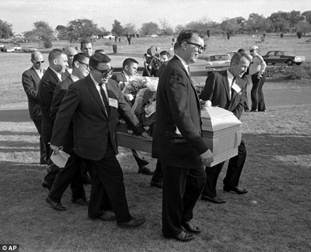 Lễ tang buồn thảm của kẻ ám sát Tổng thống Mỹ Kennedy