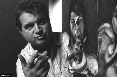 Danh họa người Anh Francis Bacon (1909-1992) bên một tác phẩm của mình.