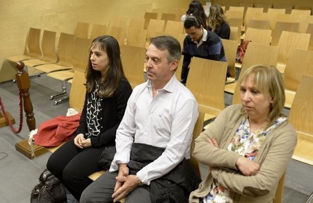 Cô Martin (ngoài cùng bên trái) cùng cha mẹ xuất hiện trước tòa lần đầu tiên.