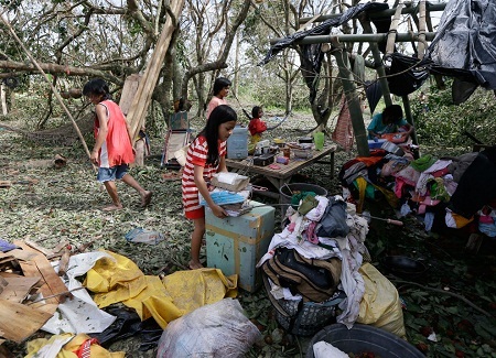 Thuốc được phân phát tới cho người dân (Bullit Marquez/AP)