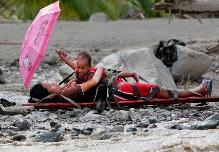Thuốc được phân phát tới cho người dân (Bullit Marquez/AP)