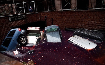 Ô tô trôi nổi trong một tầng hầm giữ xe ở thành phố New York. (Andrew Burton/Getty Images)