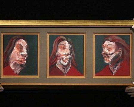 Danh họa người Anh Francis Bacon (1909-1992) bên một tác phẩm của mình.