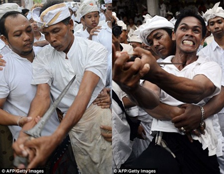 Nghẹt thở xem nghi lễ tôn giáo rùng rợn nhất thế giới