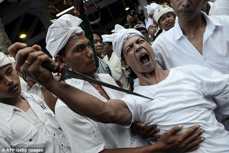 Nghẹt thở xem nghi lễ tôn giáo rùng rợn nhất thế giới