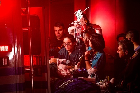 Ô tô trôi nổi trong một tầng hầm giữ xe ở thành phố New York. (Andrew Burton/Getty Images)