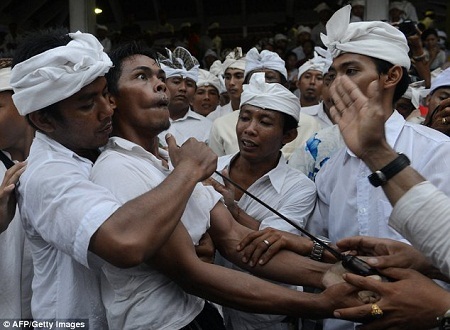 Khi đã rơi vào trạng thái thôi miên kỳ lạ, cao trào đỉnh điểm của buổi lễ bắt đầu diễn ra.