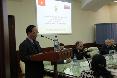 Đại sứ Việt Nam tại LB Nga Phạm Xuân Sơn phát biểu tại Lễ khai trương phòng học.