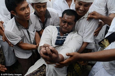 Khi đã rơi vào trạng thái thôi miên kỳ lạ, cao trào đỉnh điểm của buổi lễ bắt đầu diễn ra.