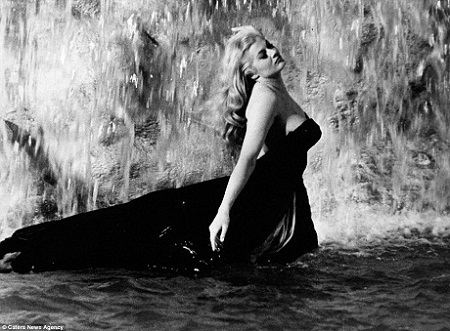 Thăm lại những phim trường lừng danh thế giới - 11 Đài phun nước Trevi ở Rome chính là nơi nữ diễn viên Anita Ekberg quay cảnh ấn tượng này.