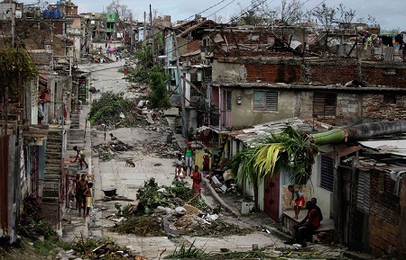 Ô tô trôi nổi trong một tầng hầm giữ xe ở thành phố New York. (Andrew Burton/Getty Images)