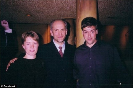 Thêm một chuyện tình kỳ lạ từ... Facebook