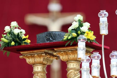 Vatican công bố mảnh xương được cho là của Đức Giáo Hoàng đầu tiên - 3 Cận cảnh chiếc hộp trưng bày bằng đồng bên trong chứa di cốt được cho là thuộc về Thánh Peter.